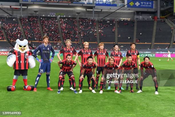 Hokkaido Consadole Sapporo Hokkaido Consadole Sapporo players line up for the team photos prior to the J.LEAGUE Meiji Yasuda J1 15th Sec. Match...