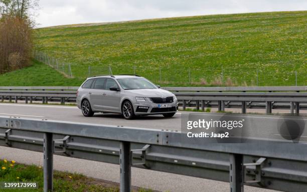 camioneta skoda octavia rs alemana gris conduciendo en la autopista a7 - škoda fotografías e imágenes de stock