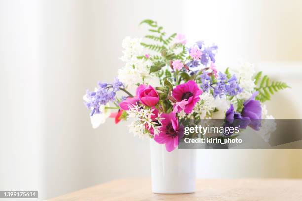flower on the table - anemone flower arrangements stock pictures, royalty-free photos & images