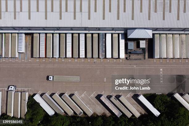 overhead aerial view of freight distribution warehouse. - dump truck stock-fotos und bilder