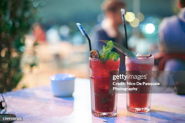 raspberry mojito and cherry caipirinha cocktails - happy hour stockfoto's en -beelden