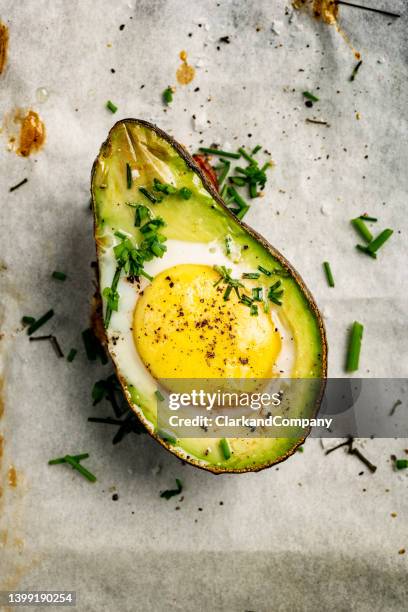 baked eggs with avocado - laag koolhydraten dieet stockfoto's en -beelden