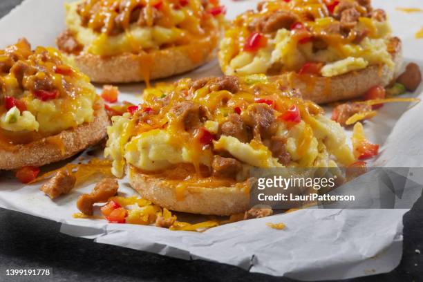 englische muffin frühstück pizza - muffin top stock-fotos und bilder