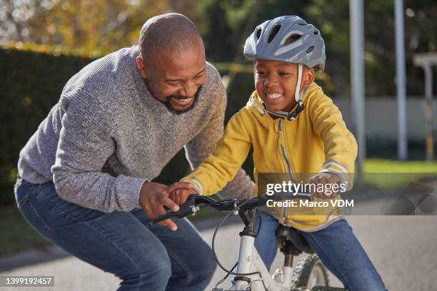 kleiner junge, der mit seinem vater fahrrad fährt. ein reifer vater und sein sohn lernen, im freien fahrrad zu fahren. süßer kleiner junge und sein vater haben spaß mit der familie auf der straße - fahrrad fahren großeltern mit kind stock-fotos und bilder