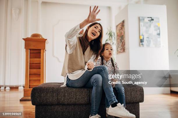 mother and daughter in art gallery - family museum stock pictures, royalty-free photos & images