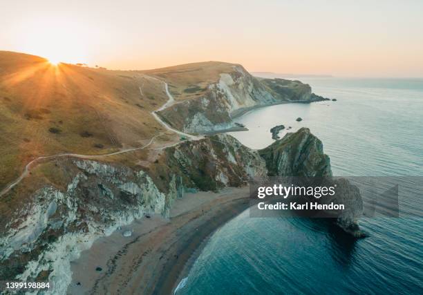 a sunrise view of durdle door beach in dorset, uk - dorset engeland stockfoto's en -beelden