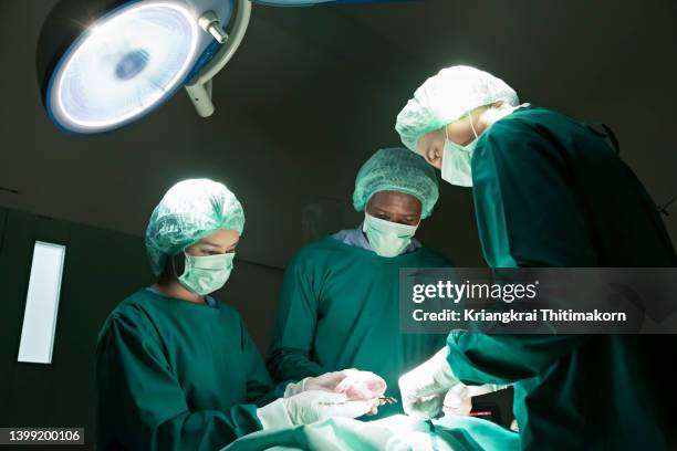 surgeons are performing heart transplant operation for a serious patient. - órganos internos fotografías e imágenes de stock