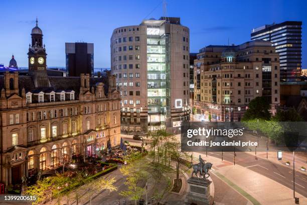 night, town square, leeds, west yorkshire, england - leeds town stock pictures, royalty-free photos & images