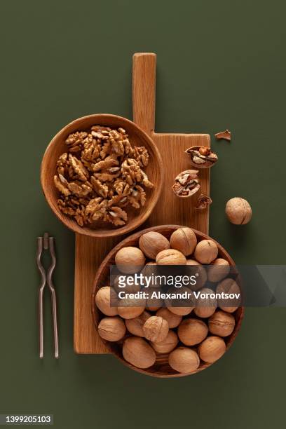 walnuts - walnuts stockfoto's en -beelden