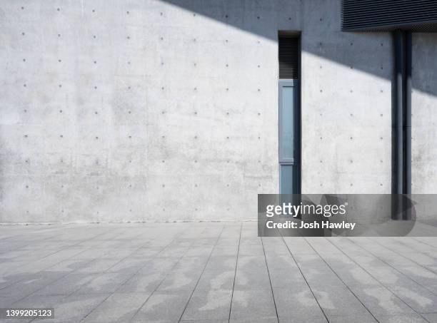 empty concrete parking lot - hanger foto e immagini stock