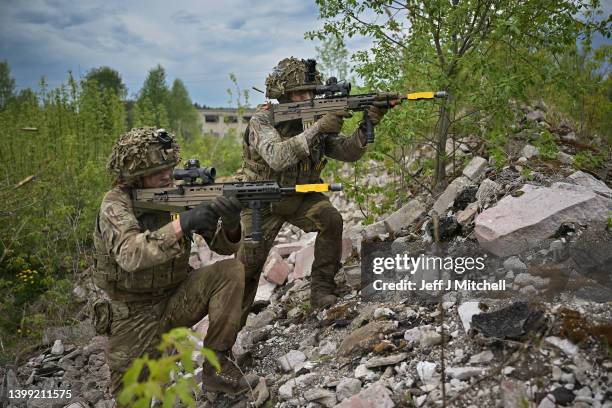 Soldiers from Royal Welsh Battlegroup take part in maneuvers during NATO exercise Hedgehog on the Estonian-Latvian border on May 25, 2022 in Voru,...