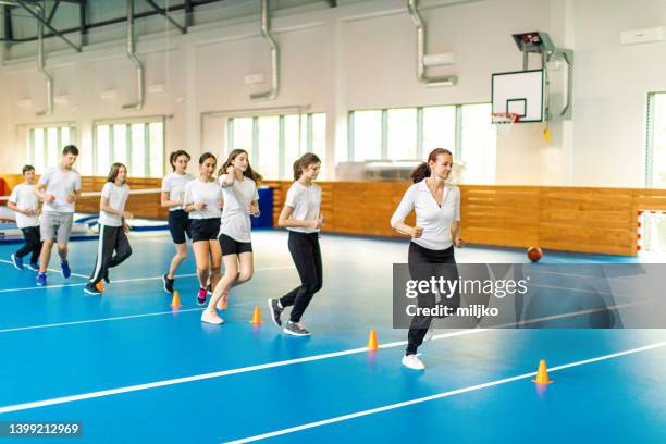 aula de educação física e treinamento esportivo no ensino médio - physical education - fotografias e filmes do acervo