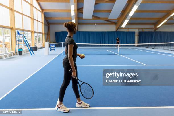 sportswoman playing a match on the tennis court - racket sport fotografías e imágenes de stock