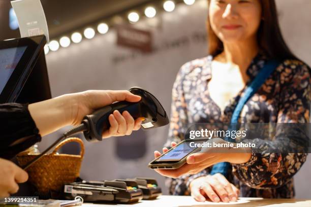 lady checking out with digital payment at the counter - código-de-barras imagens e fotografias de stock