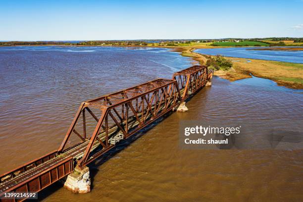 abandoned rail bridge - railway bridge stockfoto's en -beelden