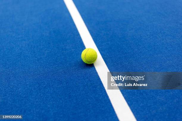 tennis ball on the line - blue tennis court stock pictures, royalty-free photos & images