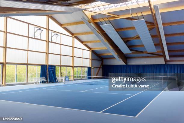 empty tennis court with no players - spielfeld stock-fotos und bilder