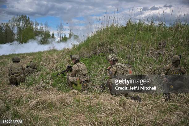 Soldiers from Royal Welsh Battlegroup take part in maneuvers during NATO exercise Hedgehog on the Estonian-Latvian border on May 25, 2022 in Voru,...