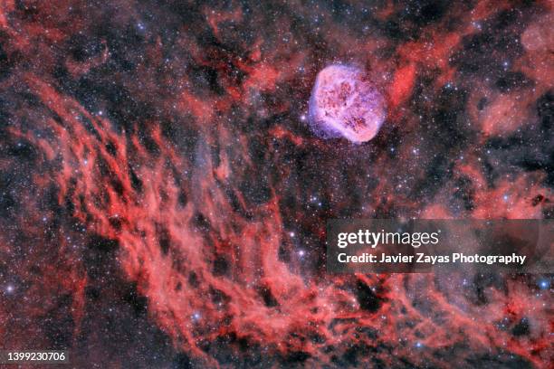 the crescent nebula (ngc 6888, caldwell 27, sharpless 105) hoo palette narrow band - big bang foto e immagini stock