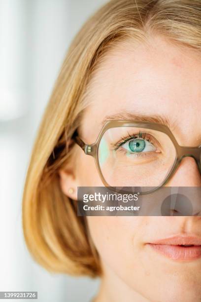 frau mit brille nahaufnahme - close up woman eyes stock-fotos und bilder