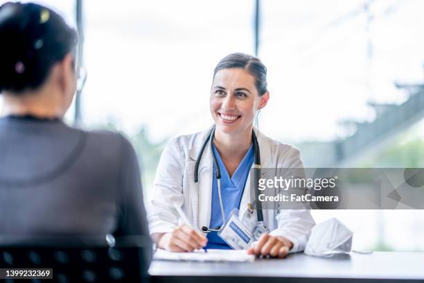 doctor meeting with a patient - family doctor stockfoto's en -beelden
