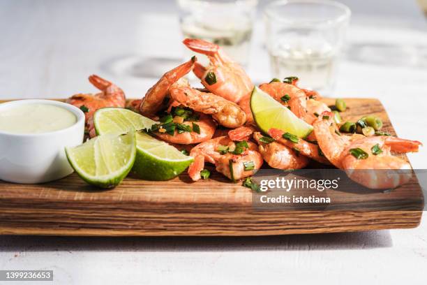 spicy shrimp on cutting board, shrimp cocktail. sunlight with harsh shadows - shrimp seafood stockfoto's en -beelden