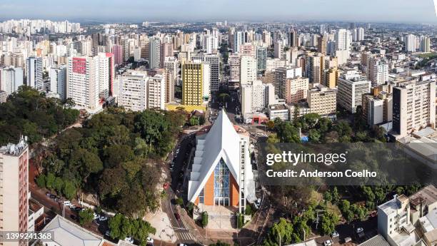 view from the top of the city with parks and church - londrina stockfoto's en -beelden