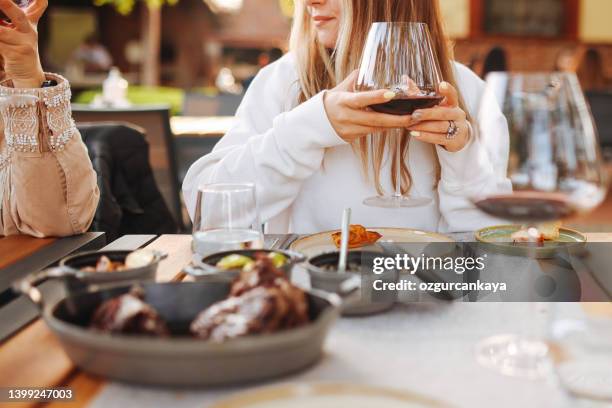 romantisches abendessen für zwei personen - red wine stock-fotos und bilder