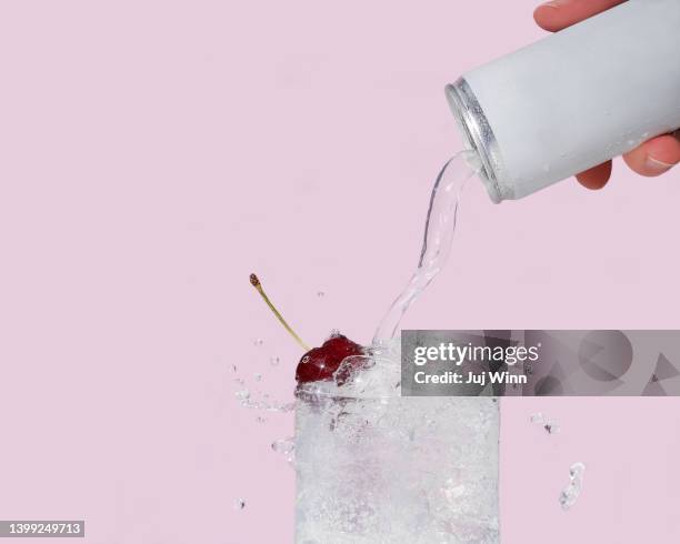 sparkling seltzer water - soda fotografías e imágenes de stock