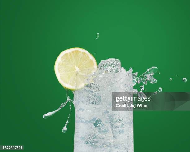 sparkling seltzer water - sparkling water glass stockfoto's en -beelden