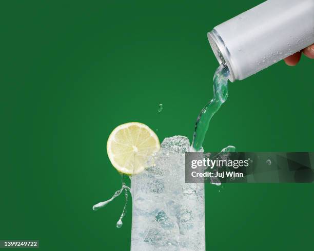 sparkling seltzer water - sparkling water glass stockfoto's en -beelden