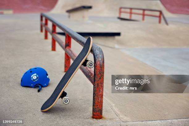 skateboard at skateboard park - skatepark foto e immagini stock