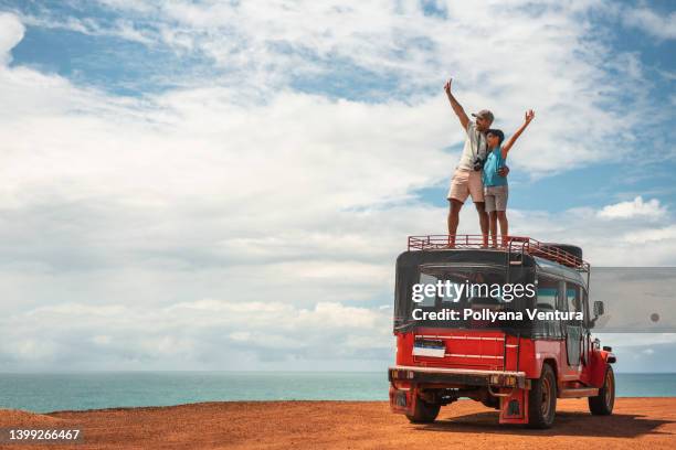 des gens au sommet de la voiture sur la falaise - natal brésil photos et images de collection