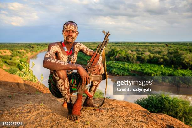 hombre de la tribu karo, áfrica oriental - kalashnikov fotografías e imágenes de stock