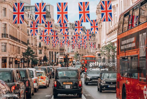 regent street gekleidet in seine patriotischen besten union jacks in london, großbritannien - day 70th anniversary stock-fotos und bilder