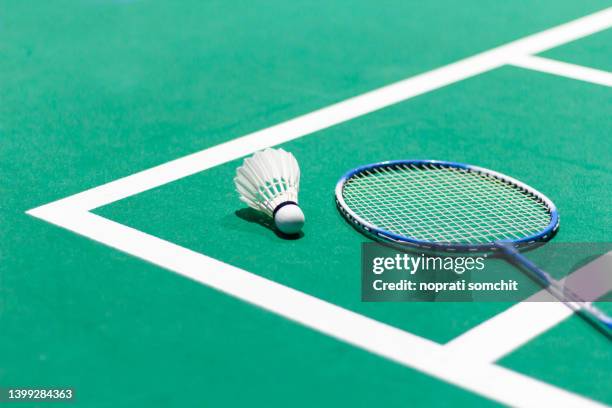 badminton balls and badminton rackets - badminton stock-fotos und bilder