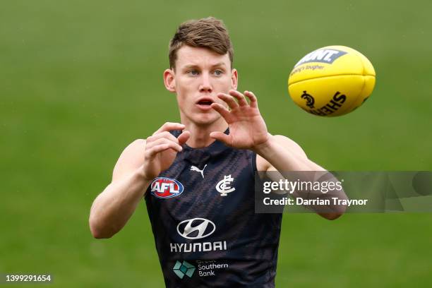 Sam Walsh of the Blues marks the ball during a Carlton Blues AFL training session at Ikon Park on May 26, 2022 in Melbourne, Australia.