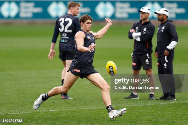 Charlie Curnow of the Blues kicks the ball during a Carlton Blues AFL training session at Ikon Park on May 26, 2022 in Melbourne, Australia.