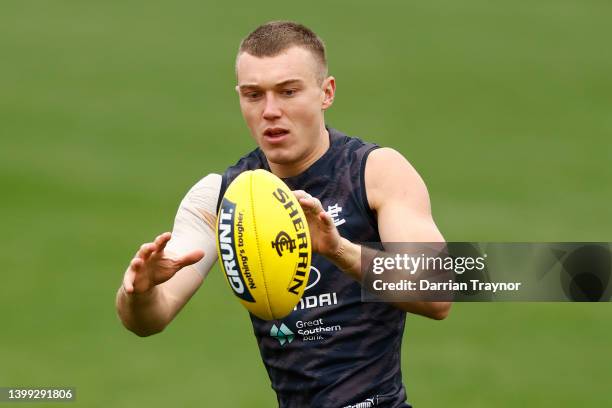 Patrick Cripps of the Blues gathers the ball during a Carlton Blues AFL training session at Ikon Park on May 26, 2022 in Melbourne, Australia.