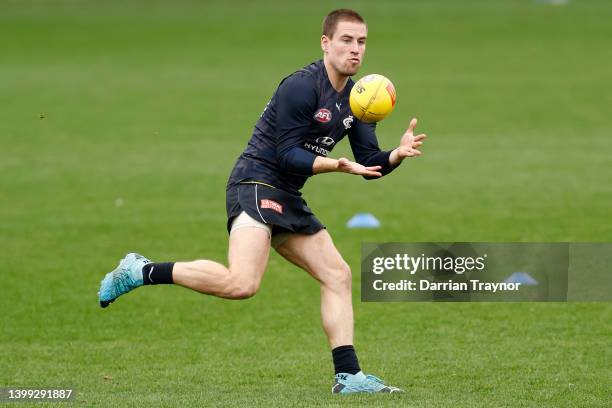 Matthew Owies of the Blues marks the ball during a Carlton Blues AFL training session at Ikon Park on May 26, 2022 in Melbourne, Australia.