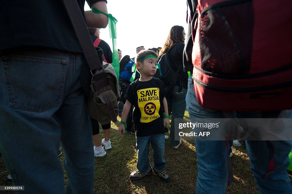 A boy wearing an anti Lynas t-shirt stan