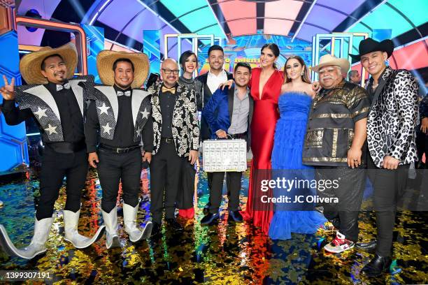 Tony Luna and Jc Santin of Pelillos de Culiacan, Pepe Garza, Christy Lanette, Host Luis Coronel, Winner Raúl Beltrán, Ana Bárbara, Carolina Ross, Don...