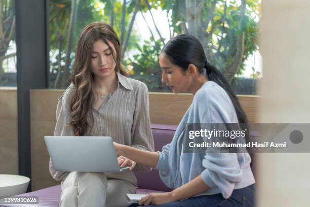 discussion at a lounge stock photo - singapore business stock pictures, royalty-free photos & images
