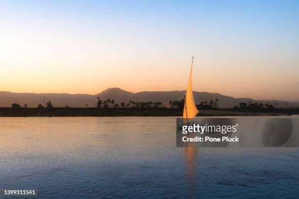 felucca boat sailing on the nile river in luxor egypt traditional egyptian sailing boat - felucca boat imagens e fotografias de stock