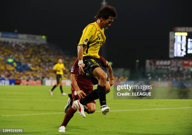 Minoru Suganuma of Kashiwa Reysol controls the ball under pressure of Kim Nam-il of Vissel Kobe during the J.League J1 match between Kashiwa Reysol...