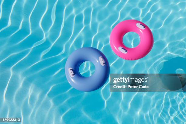 inflatable rings in pool - schwimmring stock-fotos und bilder