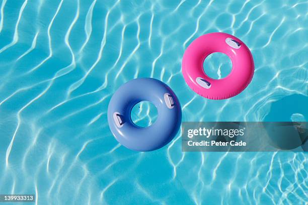inflatable rings in pool - opblaasband stockfoto's en -beelden