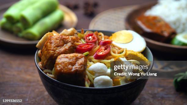 curry noodle  popular traditional spicy noodle soup from the culture in asian - laksa imagens e fotografias de stock