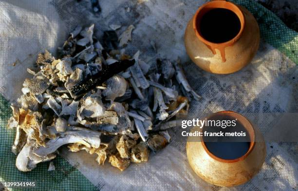 collection of human bones  ( india) - cremation stockfoto's en -beelden