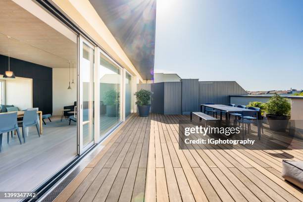 patio de luxe sur le toit - sliding door photos et images de collection